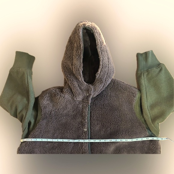 NWOT American Eagle SZ L brown/green faux fur coat w/fabric sleeves/bust 54” - Picture 6 of 11